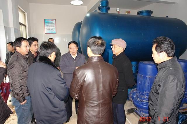 校领导察看供水房