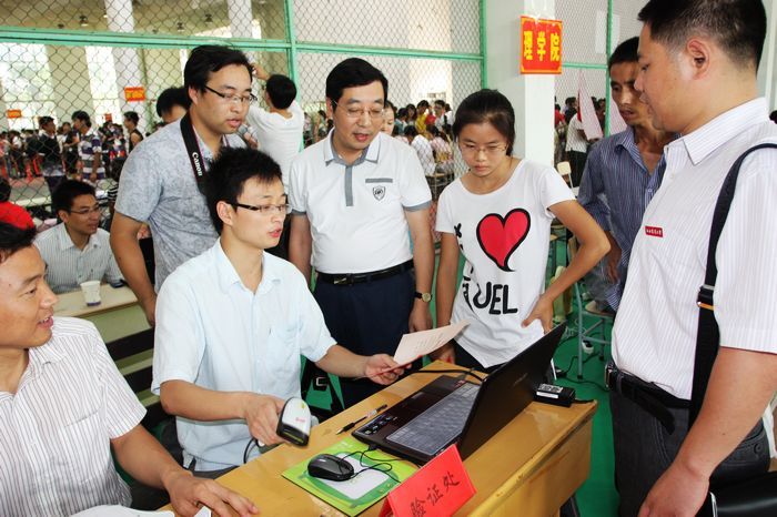 校纪委书记徐兰宾同志检查指导迎新工作