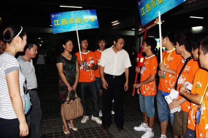 副校长潘晓华，校长助理胡春晓到火车站看望接站工作人员