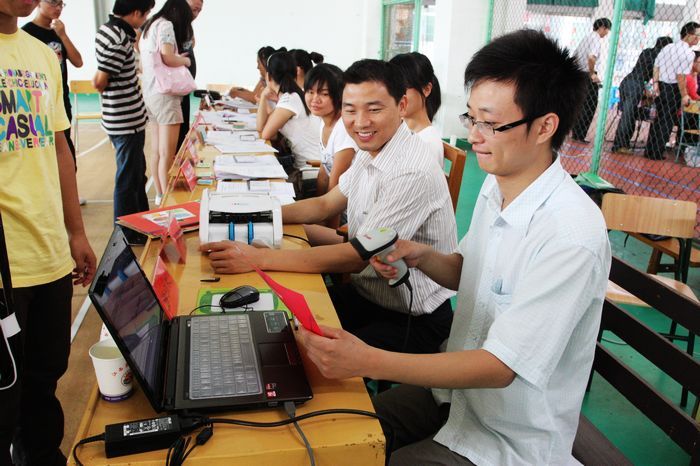 有了电子化设备辅助，报名工作更加快捷、高效